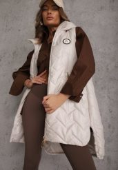 Jasnoszara Długa Pikowana Kamizelka z Kapturem i Ozdobną Naszywką Mentape. Szare kamizelki damskie Renee, l, długie. Za 139.99 zł.