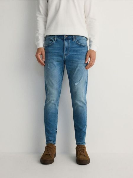 Jeansy carrot slim z przetarciami - niebieski. Niebieskie jeansy męskie Reserved. Za 139.99 zł.