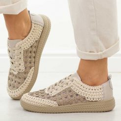 Beżowe koronkowe półbuty damskie DiA 5951. Brązowe półbuty damskie DiA, bez wzorów, z jeansu, casualowe, bez obcasa, na płaskiej podeszwie. Za 249.00 zł.