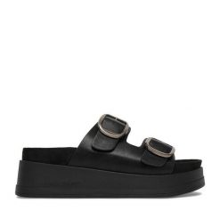 Klapki Guess Jeans. Czarne klapki damskie Guess Jeans, z aplikacjami, z jeansu, bez obcasa. Za 199.99 zł.