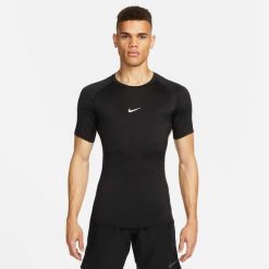 Koszulka sportowa męska Nike Tight Ss. Czarne t-shirty sportowe męskie Nike, m, bez ramiączek, do piłki nożnej. Za 256.00 zł.