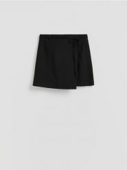 Spódnico-szorty z wiskozą - czarny. Czarne szorty damskie Reserved, bez wzorów, z tkaniny. Za 99.99 zł.
