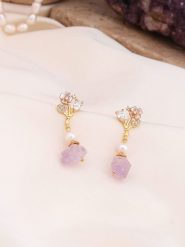 Pierres de Jade Pozłacane kolczyki-wkrętki z perłami i kamieniami szlachetnymi rozmiar: onesize. Białe kolczyki damskie Pierres de Jade, z ametystem, pozłacane. Za 60.99 zł.