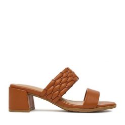 Klapki JENNY. Brązowe klapki damskie Jenny, bez wzorów, bez obcasa. Za 129.99 zł.