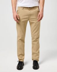 MESKIE SPODNIE WRANGLER REGULAR CHINO CORNSTALK 112371101. Spodnie materiałowe męskie Wrangler, bez wzorów. Za 219.99 zł.