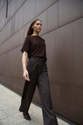 Sweter z krótkimi rękawami brązowy. Brązowe swetry klasyczne damskie MOODO, l, z wiskozy, bez kołnierzyka. Za 109.99 zł.