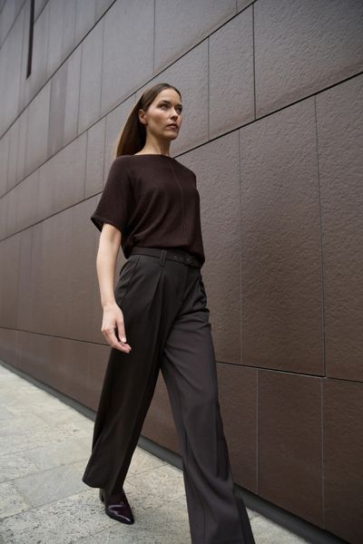 Sweter z krótkimi rękawami brązowy. Brązowe swetry klasyczne damskie MOODO, l, z wiskozy, bez kołnierzyka. W wyprzedaży za 99.99 zł.