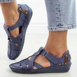 Granatowe Polskie sandały damskie Deoni D404. Niebieskie sandały damskie Deoni, bez wzorów, z jeansu, bez obcasa, na płaskiej podeszwie. Za 399.00 zł.
