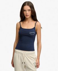 Superdry Athletics Essentials Cami Top slim fit bawełna - CLASSIC NAVY. Niebieskie topy sportowe damskie Superdry., na lato, bez wzorów, z bawełny, bez ramiączek. Za 133.95 zł.