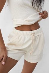 Szorty z delikatnej prążkowanej dzianiny w kolorze WARM BEIGE - ALPO-M. Brązowe szorty damskie Marsala, bez wzorów, z bawełny. Za 129.90 zł.