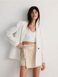 Spódnico-szorty z wiskozy - kremowy. Białe szorty damskie Reserved, bez wzorów, z wiskozy. W wyprzedaży za 39.99 zł.