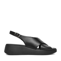 Sandały Lasocki. Czarne sandały damskie Lasocki, bez wzorów, bez obcasa, na koturnie. Za 169.99 zł.