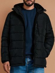 Kurtka puffer z kapturem - czarny. Czarne kurtki męskie Sinsay, l, bez wzorów, klasyczne, z kapturem. Za 119.99 zł.