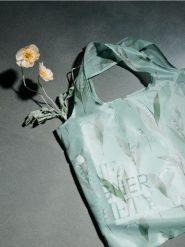 Torba zakupowa z nadrukiem - zielony. Zielone torebki klasyczne damskie Sinsay, bez wzorów, z nadrukiem, bez dodatków. Za 9.99 zł.