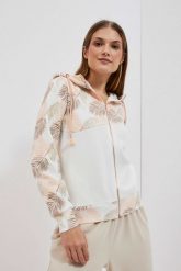 Bluza z kapturem i nadrukiem liści perłowa. Białe bluzy z kapturem damskie MOODO, xs, z bawełny. W wyprzedaży za 74.99 zł.