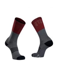 Skarpety rowerowe NORTHWAVE EXTREME PRO HIGH SOCK. Czerwone skarpetki damskie Northwave, bez wzorów, z wełny. Za 148.50 zł.