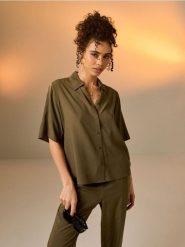 Wiskozowa koszula regular fit z krótkim rękawem - zielony. Zielone koszule damskie Sinsay, l, bez wzorów, z wiskozy, bez kołnierzyka, bez ramiączek. Za 25.99 zł.