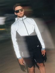 4F Kurtka do biegania odblaskowa męska - czarna S. Czarne kurtki treningowe męskie 4f, l, bez wzorów, z materiału, do biegania. Za 349.99 zł.