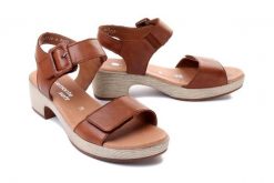 RIEKER REMONTE D0N52-24 brown, sandały damskie. Brązowe sandały damskie Rieker Remonte, bez wzorów, ze skóry, bez obcasa, na obcasie. Za 287.92 zł.