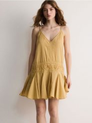 Sukienka z lnem - warm olive. Zielone sukienki damskie Reserved, l, bez wzorów, z tkaniny, bez kołnierzyka, bez ramiączek, mini. W wyprzedaży za 49.99 zł.