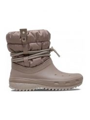 Crocs Kozaki zimowe "Classic Neo Puff" w kolorze jasnobrązowym rozmiar: 36/37. Brązowe kozaki damskie Crocs, z materiału, bez obcasa. Za 202.03 zł.