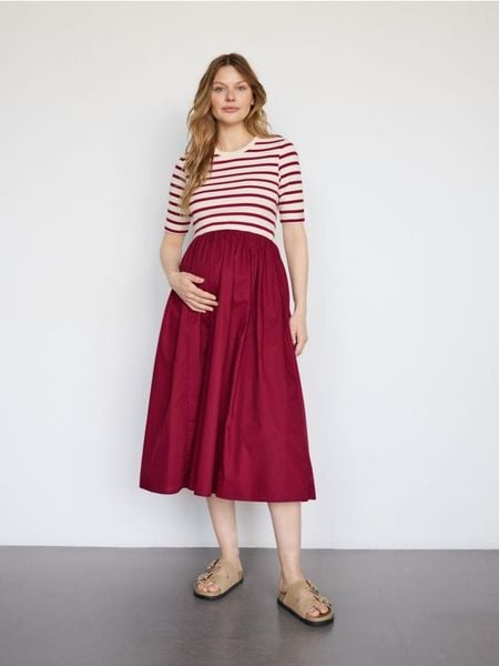Sukienka midi - czerwony. Czerwone sukienki damskie Reserved, l, bez wzorów, z bawełny, klasyczne, bez kołnierzyka, bez ramiączek, midi. W wyprzedaży za 119.99 zł.