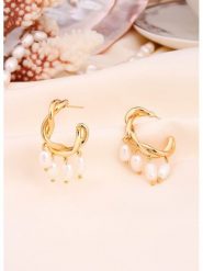 L'Atelier de Gaia Pozłacane kolczyki-półkreole z perłami rozmiar: onesize. Białe kolczyki damskie L'Atelier de Gaia, z perłą, pozłacane. Za 56.99 zł.