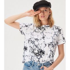 T-shirt z efektem marmuru - Wielobarwny. T-shirty damskie Sinsay, l, bez wzorów, bez kołnierzyka. Za 24.99 zł.