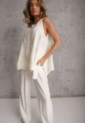 Biały Wiskozowy Komplet z Lnem w Stylu Boho Spodnie i Bluzka z Haftem Marymene. Białe spodnie materiałowe damskie Renee, z aplikacjami, z tkaniny, boho. Za 139.99 zł.