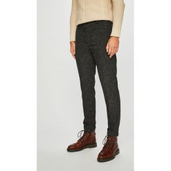 Scotch & Soda - Spodnie. Szare spodnie materiałowe męskie Scotch & Soda, bez wzorów, z elastanu, casualowe. W wyprzedaży za 419.90 zł.