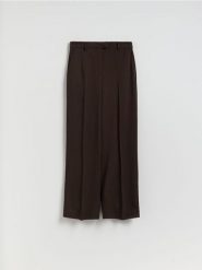 Spodnie z domieszką wełny - ciemnobrązowy. Brązowe spodnie materiałowe damskie Reserved, bez wzorów, z lyocellu. Za 179.99 zł.