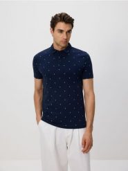 Koszulka polo regular fit - granatowy. Niebieskie koszulki polo męskie Reserved, l, bez wzorów, z bawełny, bez ramiączek. Za 69.99 zł.