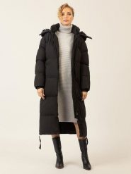 APART Płaszcz zimowy w kolorze czarnym rozmiar: 42. Czarne płaszcze damskie Apart, na zimę, bez wzorów. Za 382.89 zł.