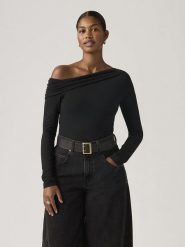 Levi's Koszulka w kolorze czarnym rozmiar: S. Czarne t-shirty damskie Levi's, s, bez wzorów, bez kołnierzyka. Za 80.45 zł.