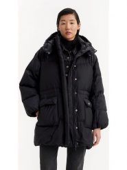 Levi's Kurtka zimowa w kolorze czarnym rozmiar: M. Czarne kurtki damskie Levi's, na zimę, m, bez wzorów, z puchu, bez kaptura. Za 633.92 zł.