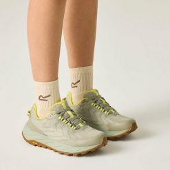 Damskie buty typu cruise. Białe obuwie trekkingowe damskie Regatta. Za 449.99 zł.