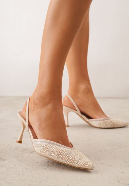 Beżowe Szpilki z Paskiem w Typie Slingback z Cholewką z Siateczki i Koralikami Carilriane. Brązowe szpilki Renee, z aplikacjami, z satyny, bez obcasa. Za 119.99 zł.