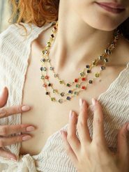 L'Atelier de Gaia Pozłacany naszyjnik z kryształami - dł. 48 cm rozmiar: onesize. Żółte naszyjniki damskie L'Atelier de Gaia, pozłacane. Za 43.99 zł.