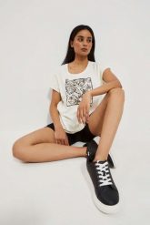 T-shirt z roślinnym nadrukiem perłowy. Białe t-shirty damskie MOODO, bez wzorów, z bawełny, bez kołnierzyka. W wyprzedaży za 23.99 zł.