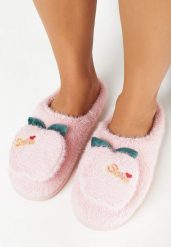 Jasnoróżowe Kapcie z Futerka i Naszywką w Kształcie Jabłka Haweisene. Czerwone kapcie damskie Born2be, z materiału. Za 29.99 zł.