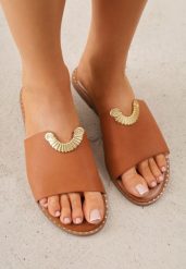 Jasnobrązowe Klapki VICES z Biżuteryjnym Detalem w Kształcie Łuku Himemelle. Brązowe klapki damskie Born2be, z aplikacjami, z jeansu, bez obcasa, na płaskiej podeszwie. Za 79.99 zł.