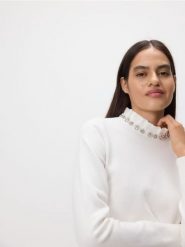 Sweter z ozdobną aplikacją - kremowy. Białe swetry klasyczne damskie Reserved, l, z dzianiny, bez kołnierzyka. Za 129.99 zł.