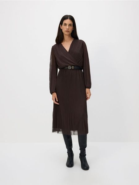 Plisowana sukienka z paskiem - ciemnobrązowy. Brązowe sukienki damskie Reserved, l, bez wzorów, z dzianiny, klasyczne, bez kołnierzyka, bez ramiączek. Za 139.99 zł.