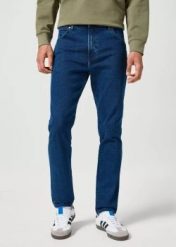 MĘSKIE SPODNIE JEANSOWE WRANGLER LARSTON MIDNIGHT DEPTH 112355023 W18S017422. Spodnie materiałowe męskie Wrangler, bez wzorów, z jeansu. W wyprzedaży za 184.99 zł.
