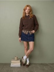 Sweter z okrągłym dekoltem - brązowy. Brązowe swetry klasyczne damskie Sinsay, l, bez kołnierzyka. Za 45.99 zł.