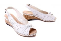 RIEKER 66176-81 white, sandały damskie. Białe sandały damskie Rieker, w ażurowe wzory, bez obcasa, na koturnie. Za 254.93 zł.