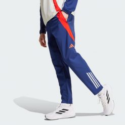 Spodnie Olympique Lyonnais Tiro 24 Presentation. Białe spodnie dresowe męskie Adidas, bez wzorów, z dresówki. W wyprzedaży za 209.30 zł.