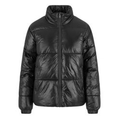 Kurtka puchowa krótka damska z recyklingu Urban Classics. Czarne kurtki damskie Urban Classics, bez wzorów, z materiału, bez kaptura. Za 337.50 zł.