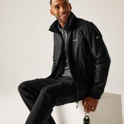 Kurtka turystyczna męska Lyle IV przeciwdeszczowa. Czarne kurtki męskie Regatta, m, bez wzorów, z syntetyku, sportowe, bez kaptura. Za 189.99 zł.