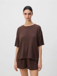 Dzianinowy t-shirt z wiskozą - brązowy. Brązowe t-shirty damskie Reserved, l, bez wzorów, z dzianiny, bez kołnierzyka. Za 79.99 zł.